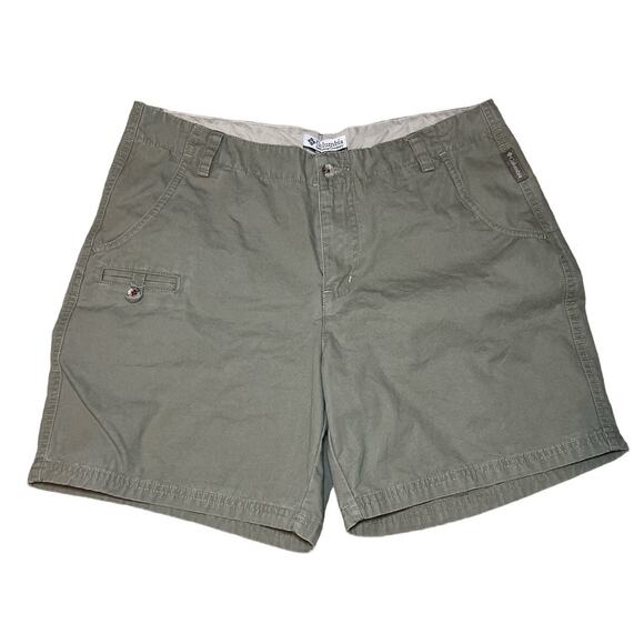 Columbia Women's Khaki Green Shorts Size 10 - Excellent - Picture 1 of 3